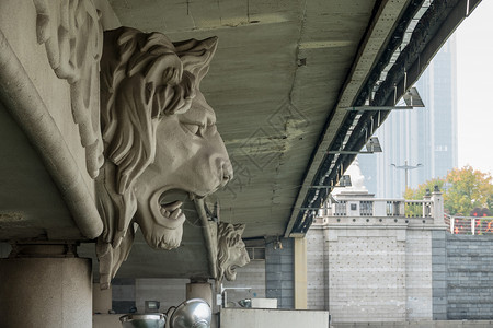 狮子国狮子头雕刻在天津市中心桥下国背景