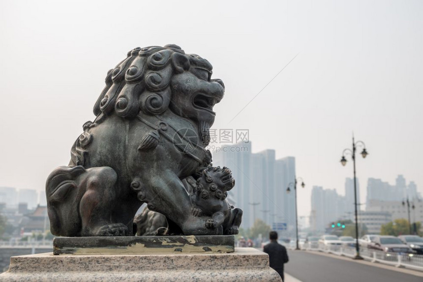 狮子和幼崽在天津市中心桥上的雕刻细节狮子在天津河上桥的雕刻细节图片
