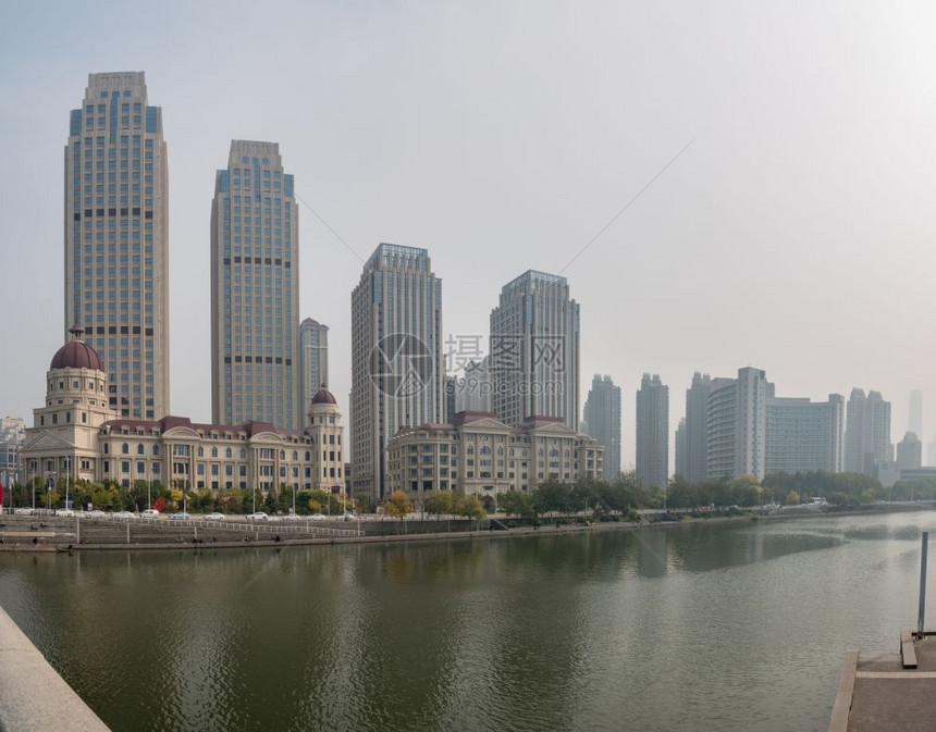 在天津由海河建造的现代和殖民建筑其背景污染图片