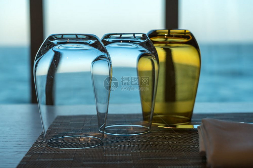 游轮餐厅的窗口以葡萄酒杯为焦点图片