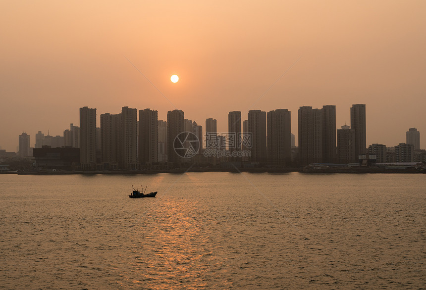 太阳在青岛高城天线后升起图片