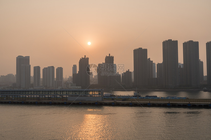 太阳在青岛高城天线后升起图片