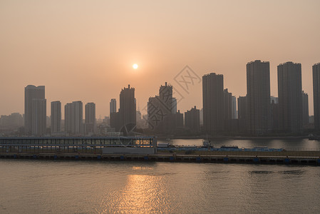 太阳在青岛高城天线后升起背景