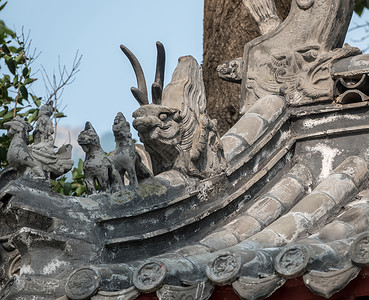 青岛附近罗山古老的陶瓦寺屋顶详情图片