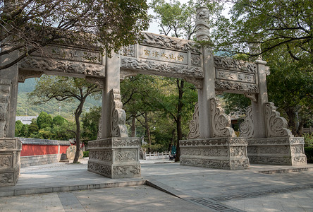 在青岛附近的罗山古老陶瓦寺背景图片