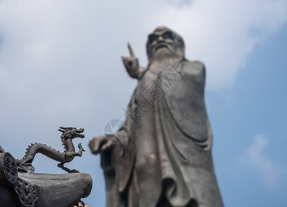 山东龙青岛附近的崂山太清宫老子雕像旁的小龙背景