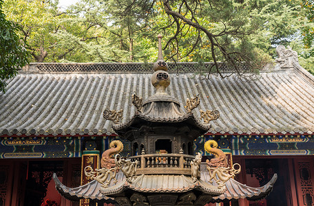 来清阁在青岛附近的罗山古老陶瓦寺背景