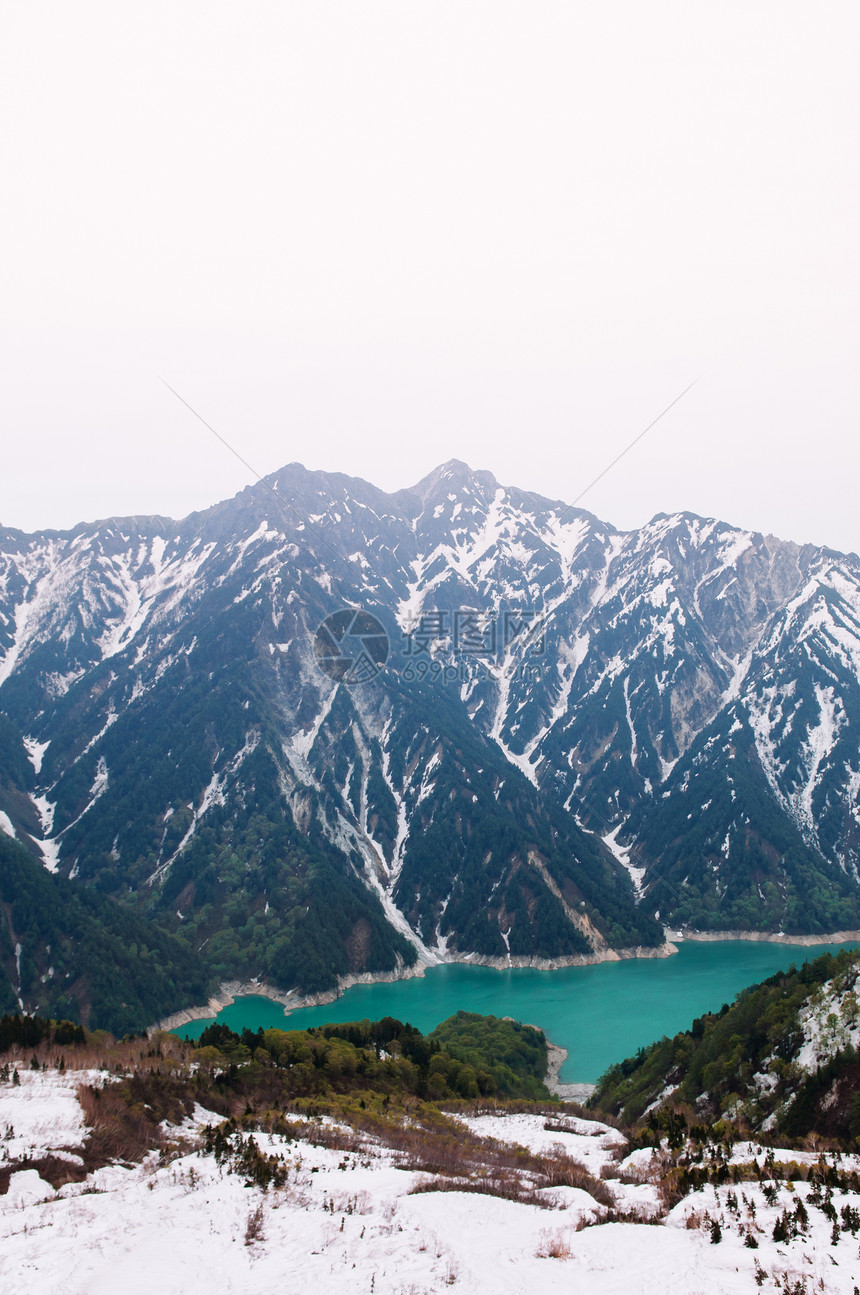 TateymkurobeAlpin路线上的雪山和kurobe大坝湖的自然景象图片