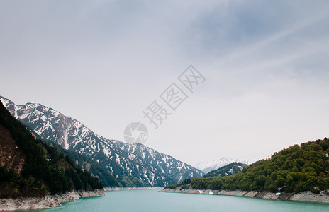 库罗贝大坝湖泊和雪山的自然景象高清图片