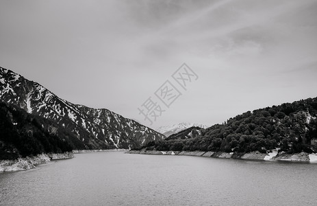 库罗贝大坝湖泊和雪山的自然景象图片