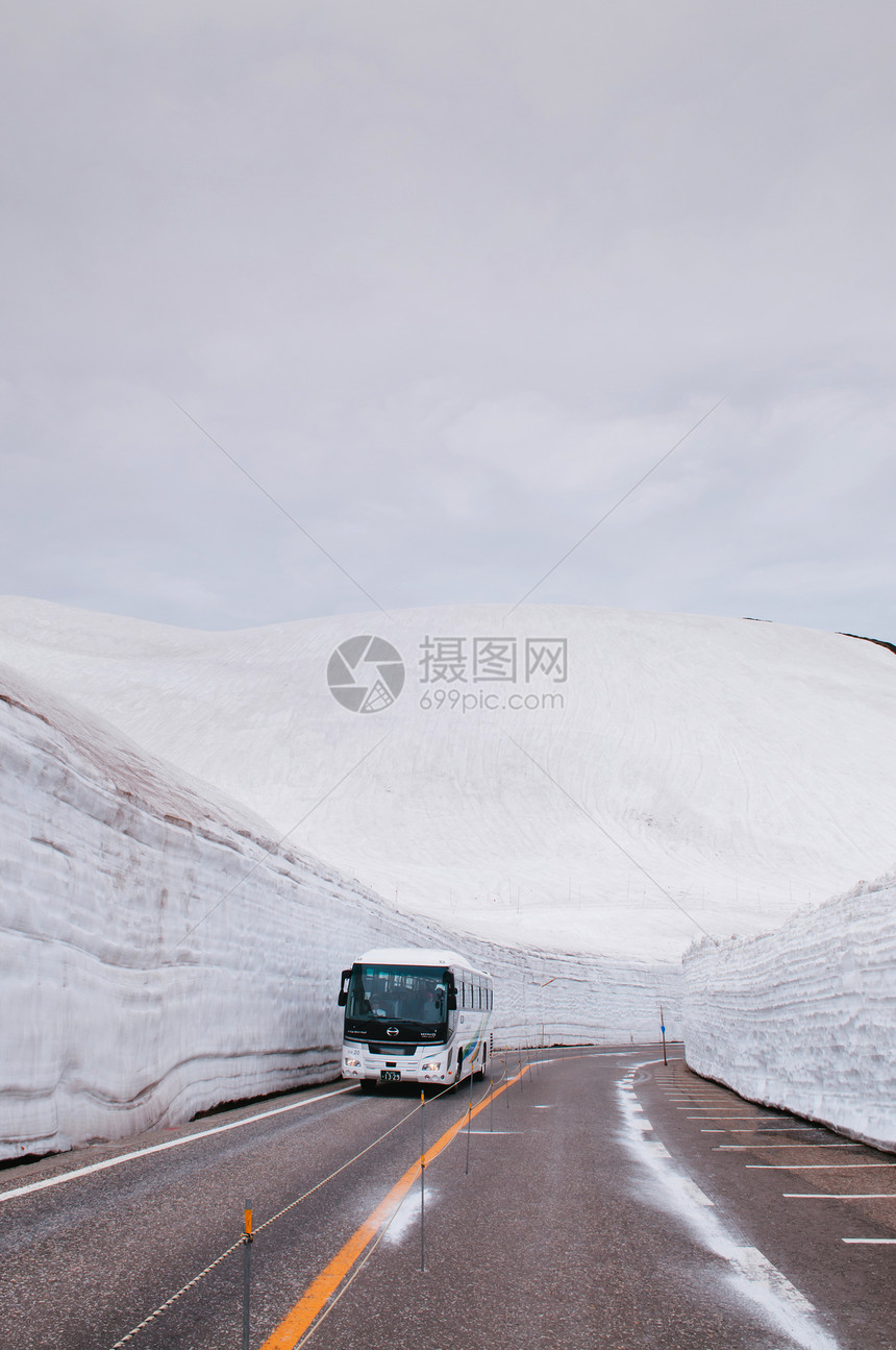 日本雅潘的公交行驶于雪墙之间道路视图图片