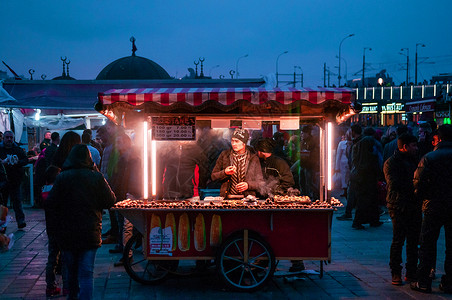 2017年月3日是土耳其的丹布尔火鸡传统红土耳其街食品站配有热烤栗子卖家与许多游客在埃米诺努地区站在一起背景图片