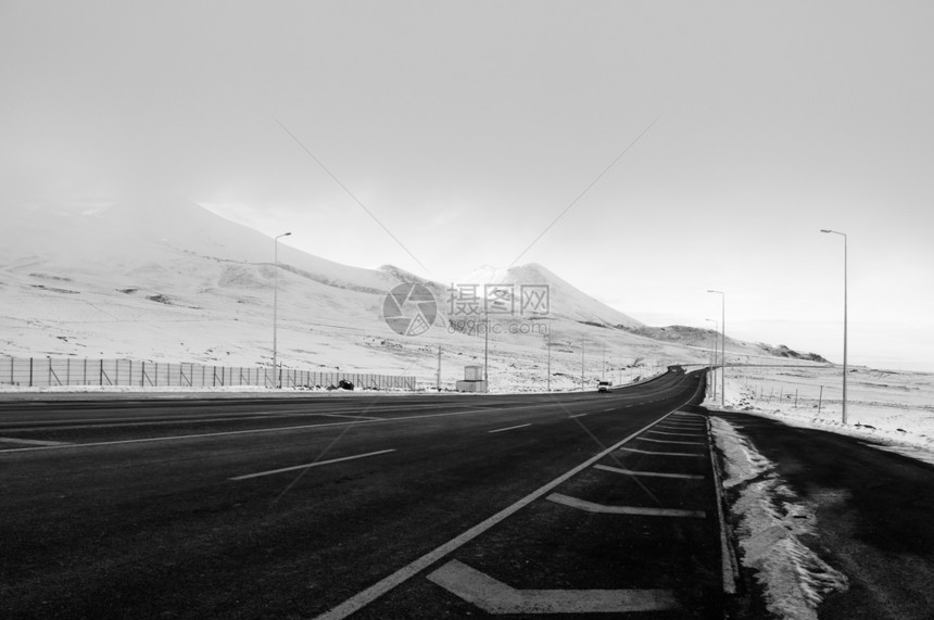 在Kayseri火鸡的雪地上铺满了路的地火山图片