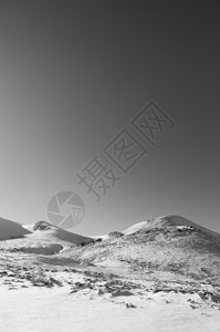 冬季在晴天的上满是雪的火山黑色和白的图像高清图片