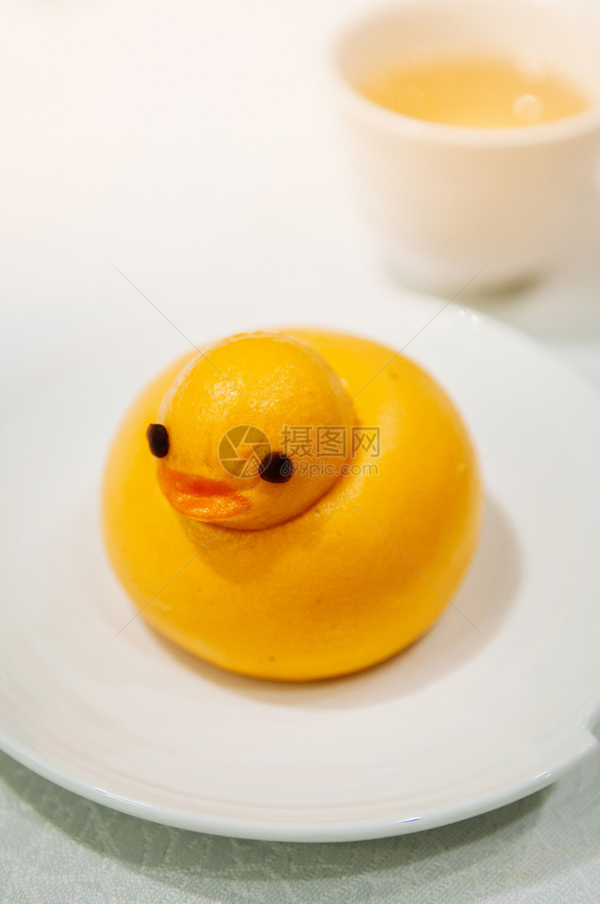 黄可爱鸭白盘上人烤面包图片