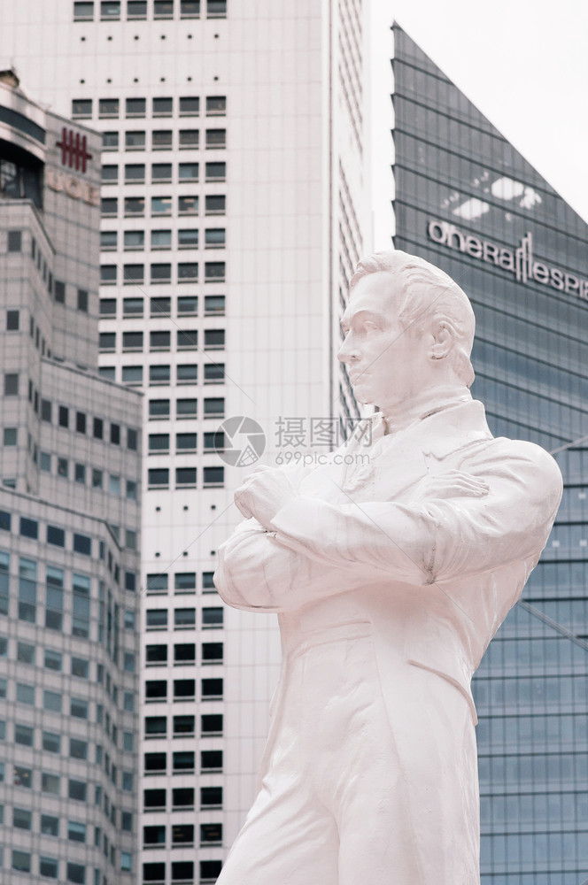 2013年12月19日新加坡莱佛士登陆地斯坦福德莱佛士爵士的白色石像他将渔人村改造成了新加坡港口城市图片