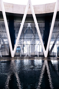 设计完善现代建筑结构配有大钢柱和艺术科学池塘图片