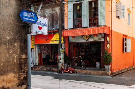 店面竖牌素材2013年夏天在songkhlagm街著名历史区songkhlatind古老的街牌和有色地方商店背景