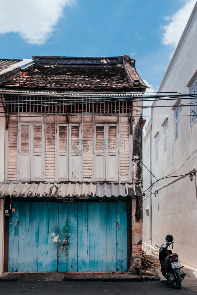 2013年8月日的songkhlatind古老的木制土风格建筑图片