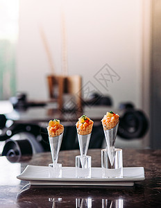 新鲜生果冻鲑鱼塔瑞和西红柿以小型华夫饼面为迷你华夫现代创意烹饪近镜头背景图片