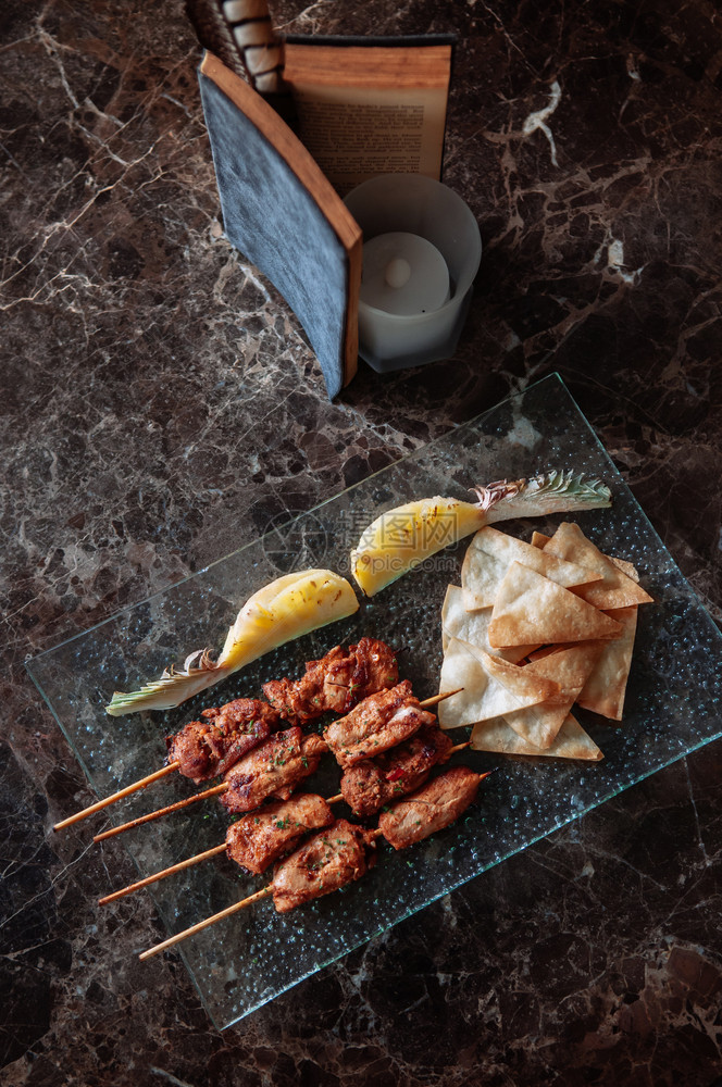 鸡肉加大米，配面包和番茄沙拉，营养早餐图片