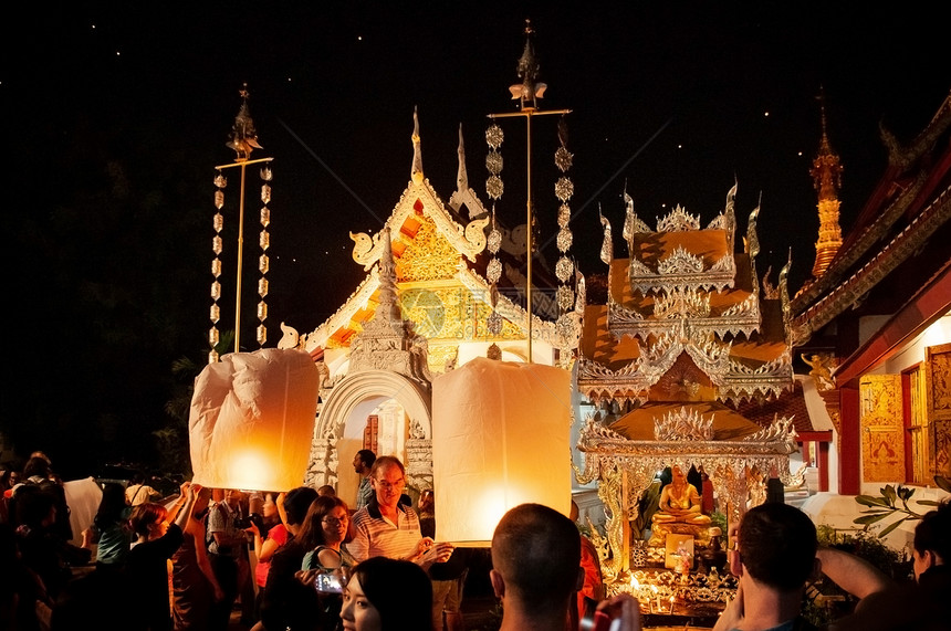 2013年月7日泰王国的Chiangmhlnd旅游者在Chiangm省瓦特马哈万寺的wykrashong节上图片