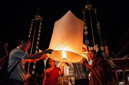7夕节素材2013年月7日Chiangmthlnd游客和尚在Chiangm省Klshong节上背景