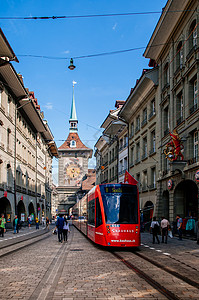 2013年9月8日凌晨点分瑞士古老的街头景象游客和电车在天文zytgloe钟塔前跑动著名的老城区和购物街背景图片