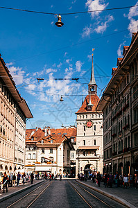 2013年9月8日凌晨点分瑞士古老的街头景象游客在卡菲古尔姆时钟塔前行走著名的老城区和购物街背景图片