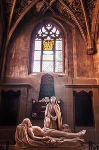伯尔尼教堂2013年9月7日伯恩瑞士圣玛莉和基督圣像在福音的哥特建筑中背景
