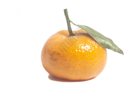 一个带叶子的黄色橘子图片