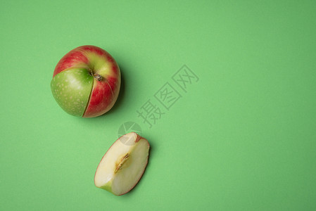 绿色厨房桌和红苹果绿一片背景图片