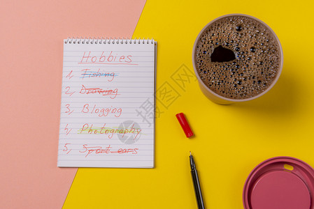 热文微信素材手写在螺旋笔记本上的手写列表在彩色桌上的一杯咖啡热直接上方在Duotne背景上复制空间背景