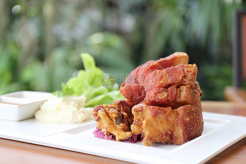 炒饭和猪肉，以泰式的口味面条，早餐搭配图片