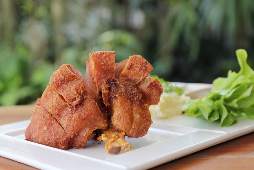 炒饭和猪肉，以泰式的口味面条，早餐搭配图片