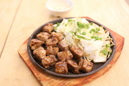 炒饭和猪肉，以泰式的口味面条，早餐搭配图片