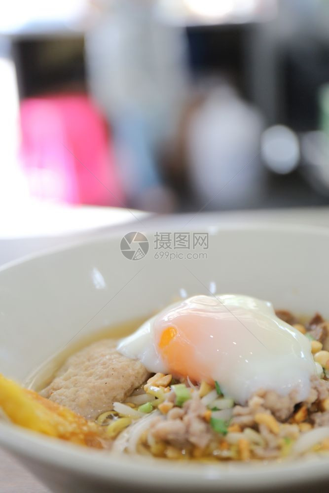 炒饭和猪肉，以泰式的口味面条，早餐搭配图片