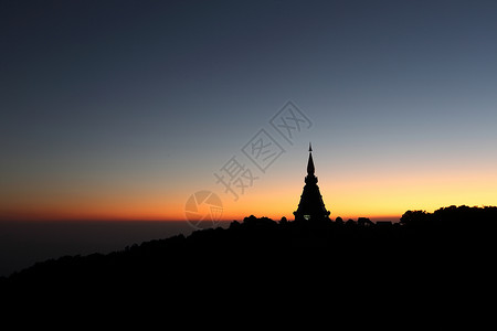 德尔塔普兰日出时的寺庙背景