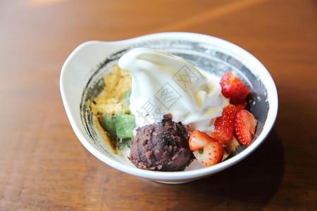 抹茶草莓冰淇淋带水果的软奶油背景