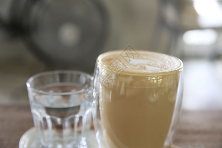 凉白开和咖啡饮品高清图片