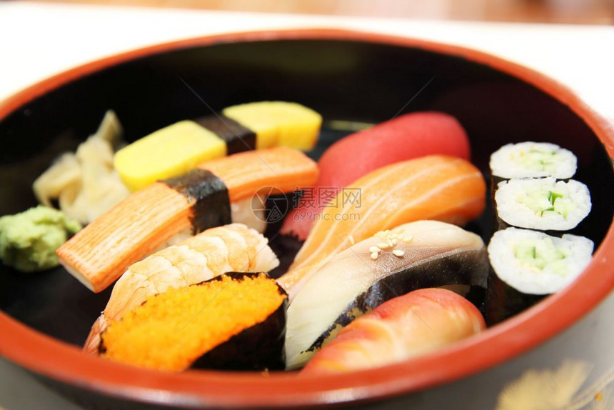 红色圆盘里的各种口味寿司图片