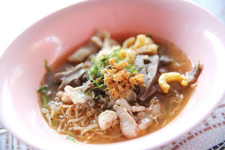 以泰文风格的当地塔伊食品汤面条图片