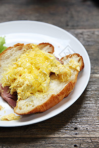 美式早餐含炒鸡蛋的面包片图片
