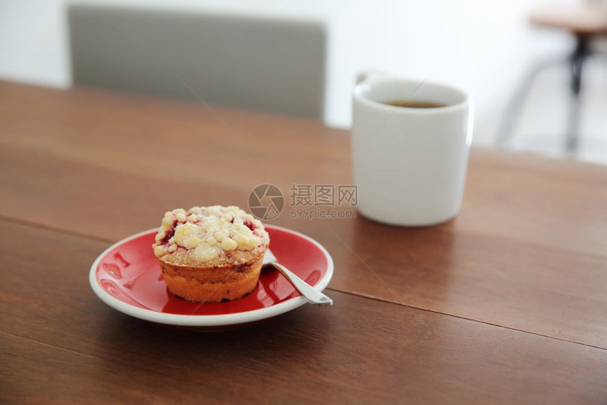 蓝莓松饼在木本上加热茶图片