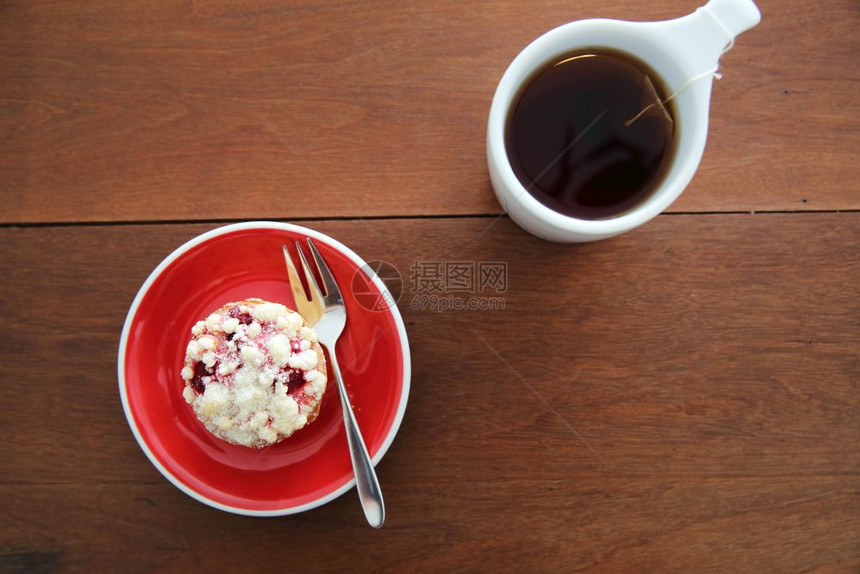 蓝莓松饼在木本上加热茶图片