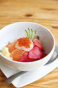 鲑鱼寿司和鱼子酱图片