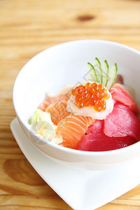 鲑鱼寿司和鱼子酱图片