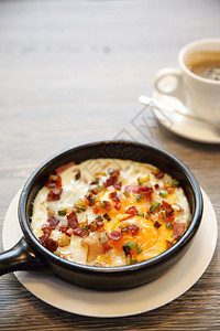 煎锅上的鸡蛋和咖啡图片