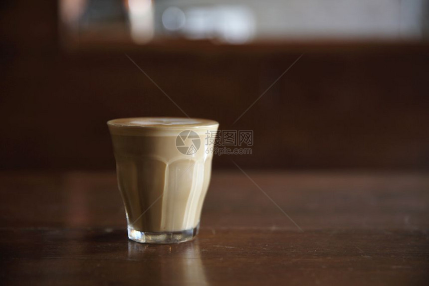 木材背景的热拿铁咖啡图片