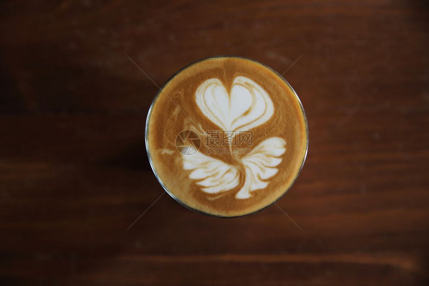 木材背景的热拿铁咖啡图片